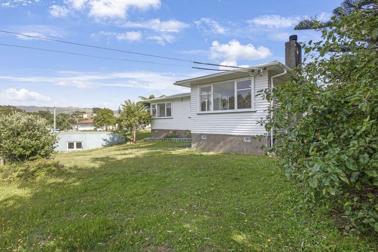 Photo of property in 6 Hampshire Street, Cannons Creek, Porirua, 5024