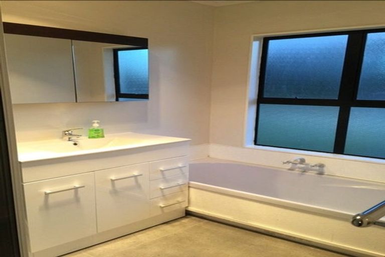 Photo of property in 26 Miriam Corban Heights, Henderson, Auckland, 0612