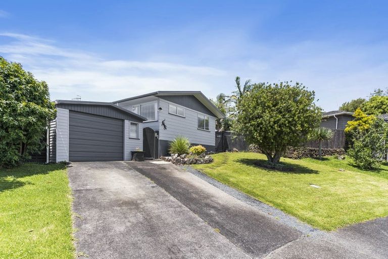 Photo of property in 61 Robbies Road, Shelly Park, Auckland, 2014