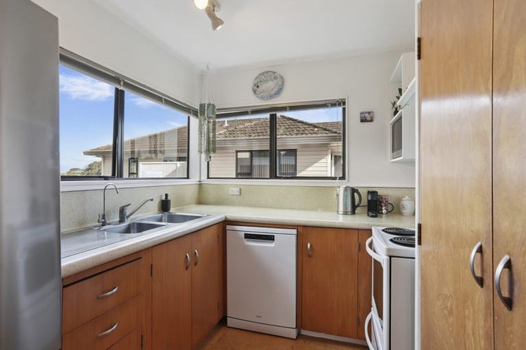 Photo of property in 2/9 Milwaukee Place, Glendene, Auckland, 0602