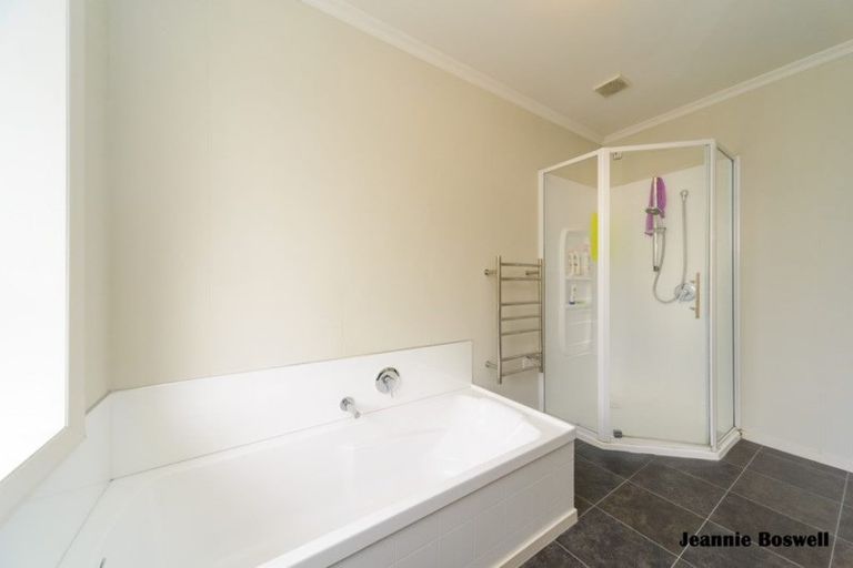 Photo of property in 14 Wikiriwhi Crescent, Awapuni, Palmerston North, 4412