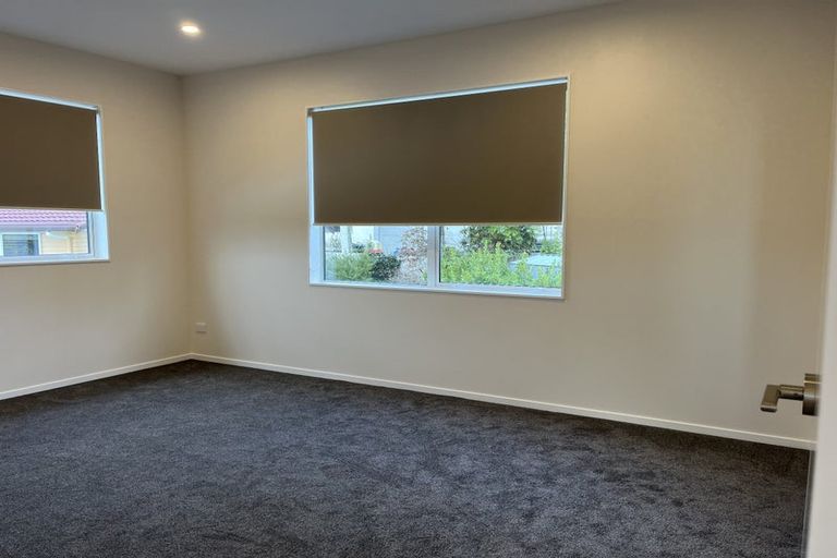 Photo of property in 1c Taupiko Place, Green Bay, Auckland, 0604