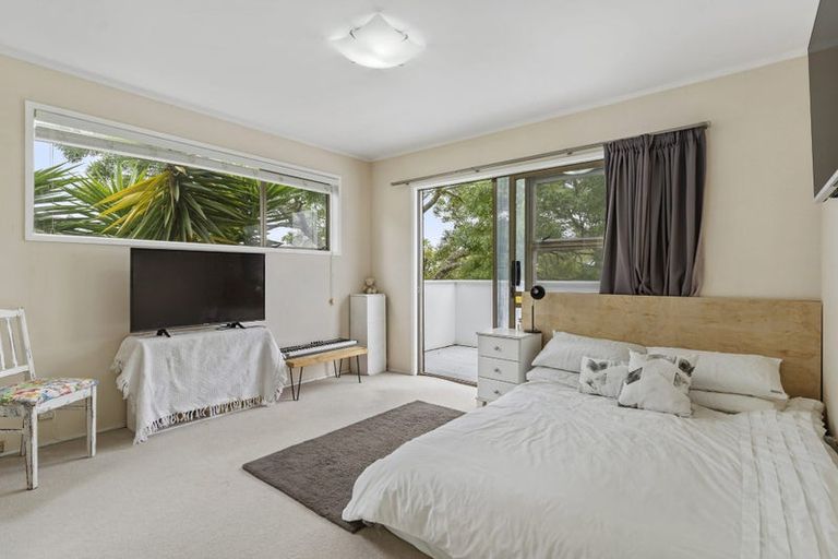 Photo of property in 6 Valdese Rise, Browns Bay, Auckland, 0630