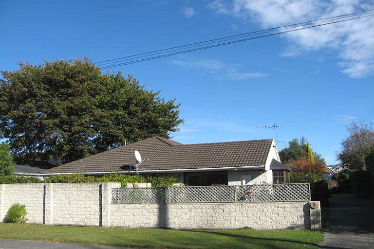 Photo of property in 2/9 Bryndwr Road, Fendalton, Christchurch, 8052