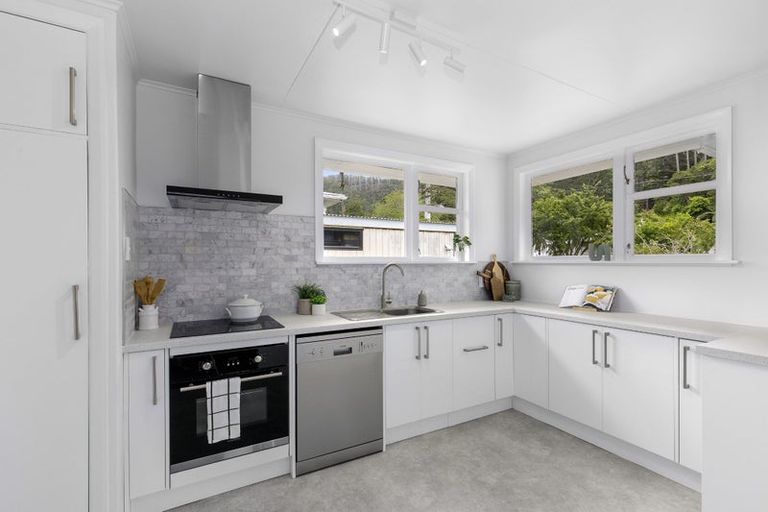 Photo of property in 27 Lees Grove, Wainuiomata, Lower Hutt, 5014