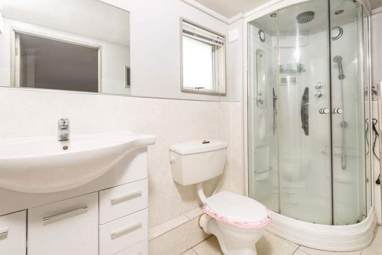 Photo of property in 1/288 Sunset Road, Windsor Park, Auckland, 0632