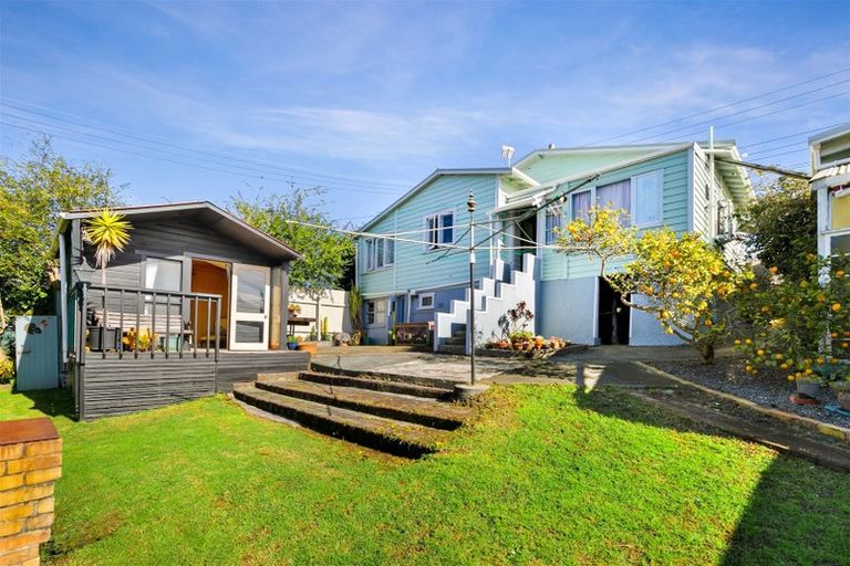 Photo of property in 11 Waikaukau Road, Glen Eden, Auckland, 0602