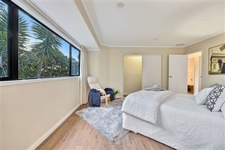 Photo of property in 11 Raphael Place, West Harbour, Auckland, 0618
