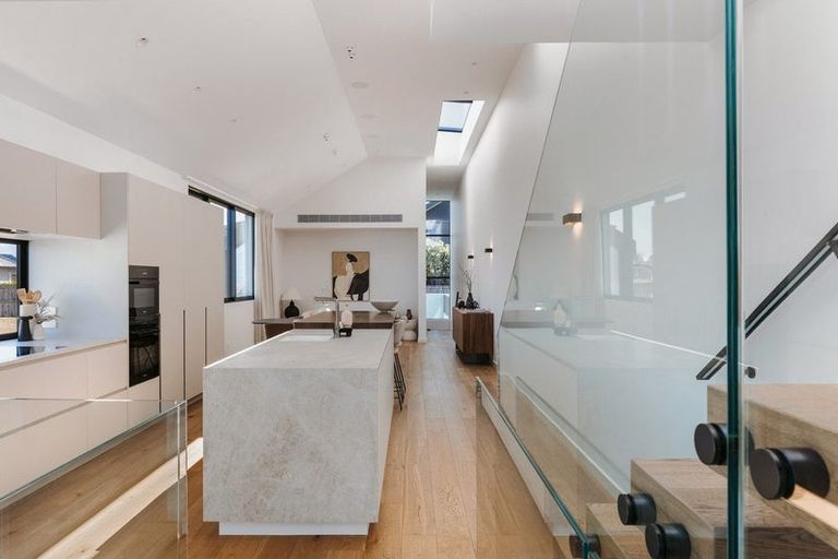 Photo of property in 124 Marine Parade, Mount Maunganui, 3116