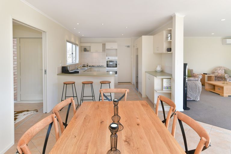 Photo of property in 168 Centreway Road, Orewa, 0931