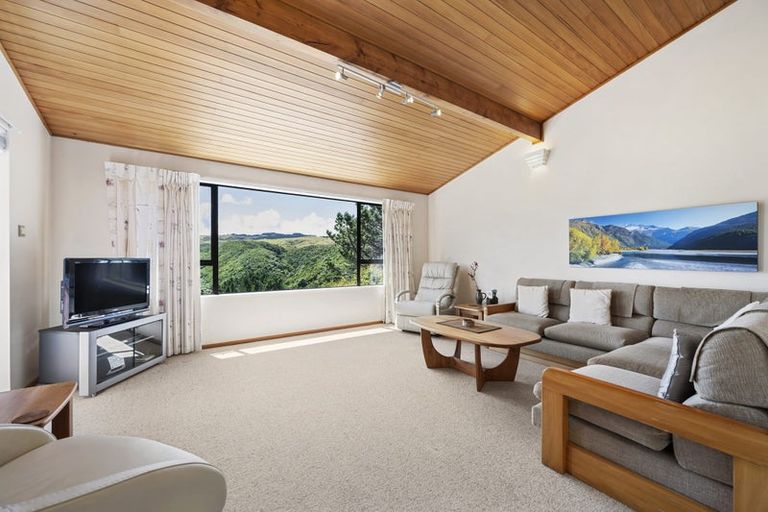 Photo of property in 16 Bushland Grove, Paparangi, Wellington, 6037