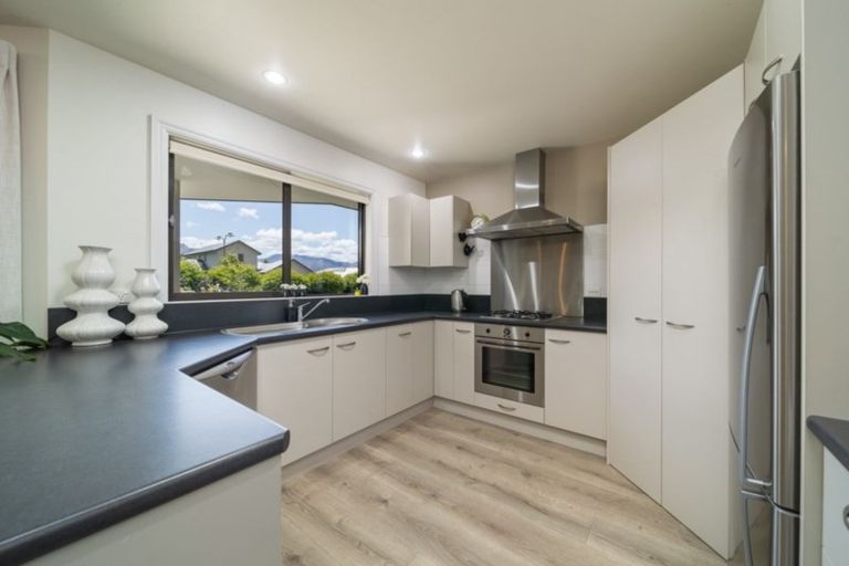 Photo of property in 1 Manorburn Place, Lake Hayes, Queenstown, 9304