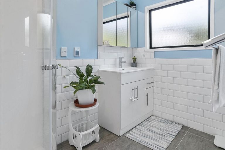 Photo of property in 1/6 Glen Vista Place, Bayview, Auckland, 0629