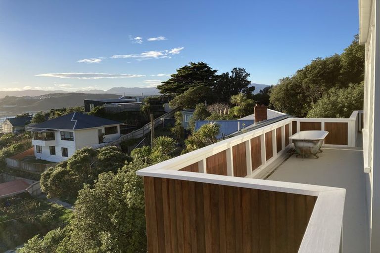 Photo of property in 33 Hungerford Road, Lyall Bay, Wellington, 6022