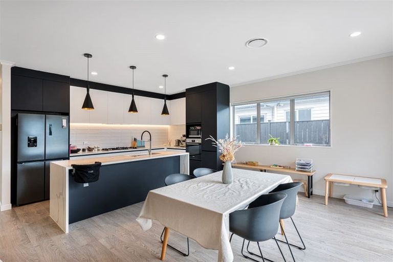 Photo of property in 13 Walter Ruddock Avenue, Kumeu, 0810