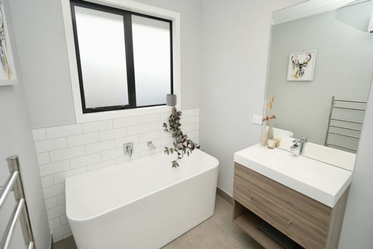 Photo of property in 202 Pacific Drive, Fitzherbert, Palmerston North, 4410