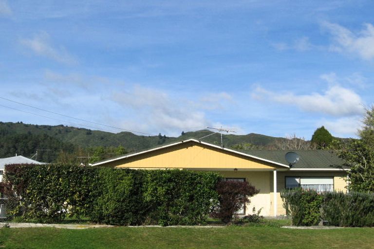 Photo of property in 2 Kairimu Street, Stokes Valley, Lower Hutt, 5019