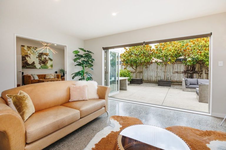 Photo of property in 2 Chestnut Close, Kelvin Grove, Palmerston North, 4414