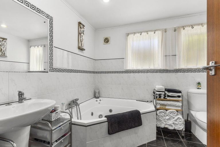 Photo of property in 5 Beverley Grove, Paparangi, Wellington, 6037