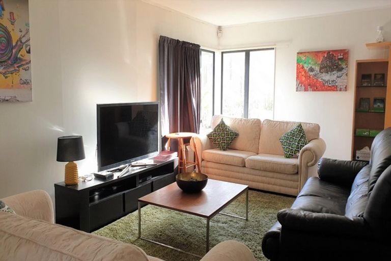 Photo of property in 82 Athena Drive, Totara Vale, Auckland, 0629