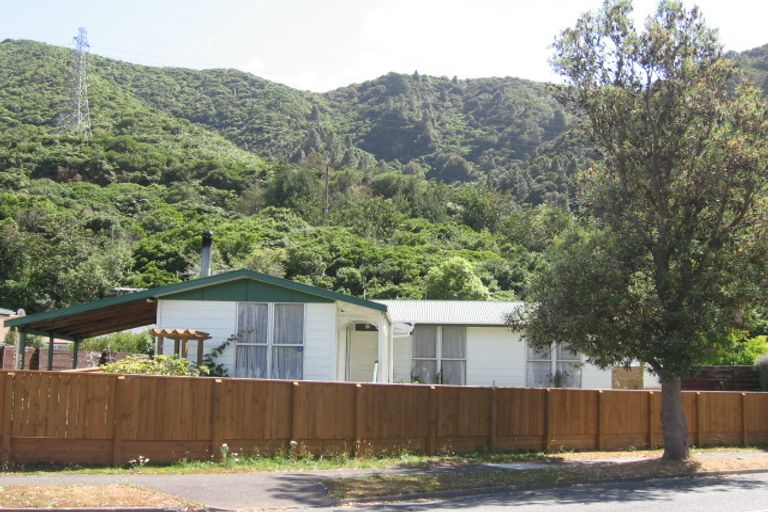 Photo of property in 9 Hartford Crescent, Totara Park, Upper Hutt, 5018