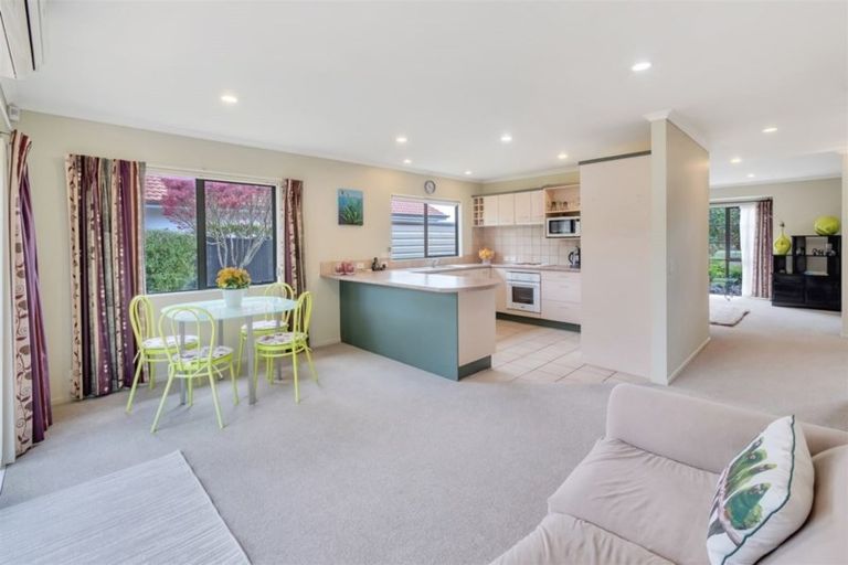 Photo of property in 16 Graven Court, Henderson, Auckland, 0612