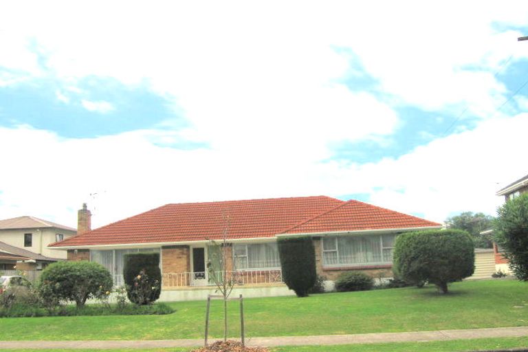 Photo of property in 2 Buckingham Crescent, Manukau, Auckland, 2025