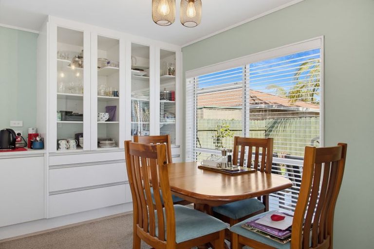 Photo of property in 8 Chalmers Close, Orewa, 0931