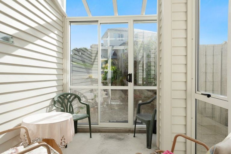 Photo of property in 28 Bennett Grove, Newlands, Wellington, 6037