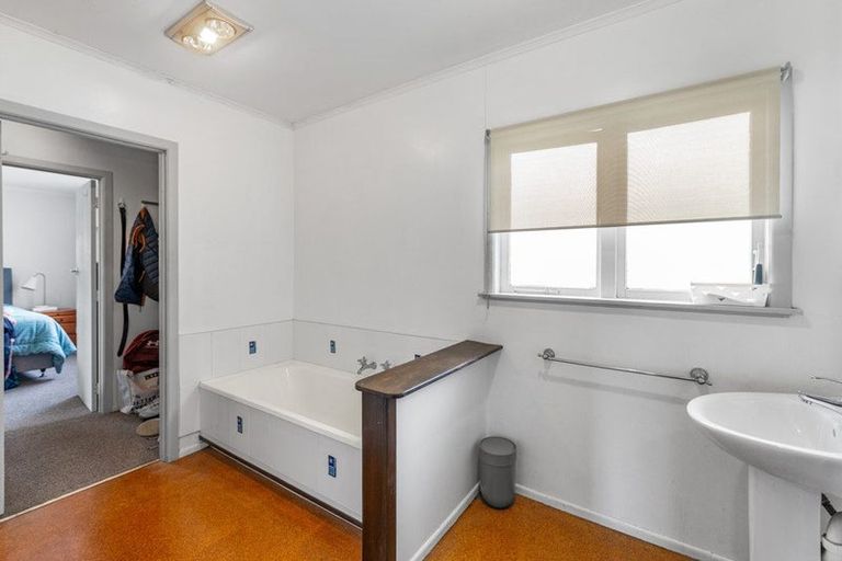 Photo of property in 1/5 Camelot Place, Glenfield, Auckland, 0629