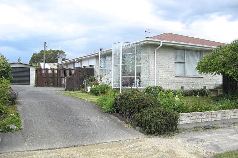 Photo of property in 1/4 Connemara Drive, Northwood, Christchurch, 8051