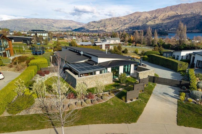 Photo of property in 5 Valley Crescent, Wanaka, 9305