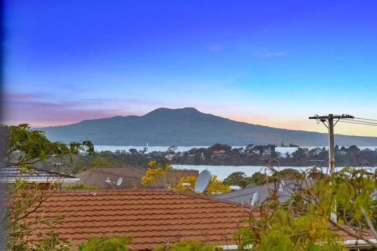 Photo of property in 65 Forrest Hill Road, Milford, Auckland, 0620