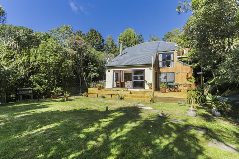 Photo of property in 25 Raroa Terrace, Waiatarua, Auckland, 0604