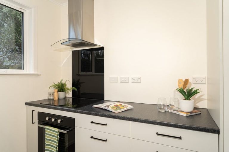 Photo of property in 8 Brooker Grove, Newlands, Wellington, 6037