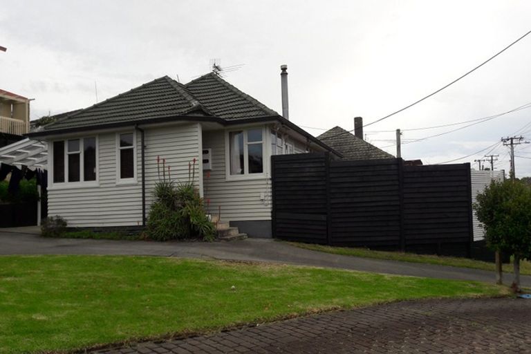 Photo of property in 1/102 Beresford Street, Bayswater, Auckland, 0622