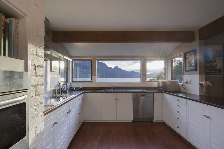 Photo of property in 78 Cedar Drive, Kelvin Heights, Queenstown, 9300