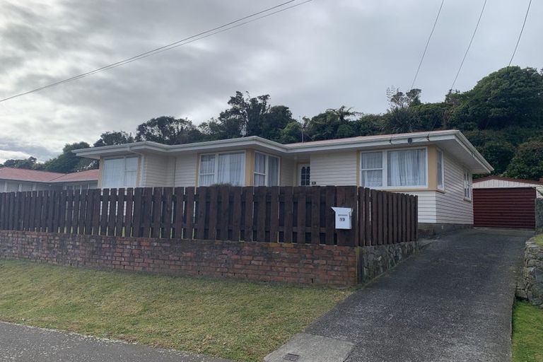 Photo of property in 19 Catherine Crescent, Paparangi, Wellington, 6037