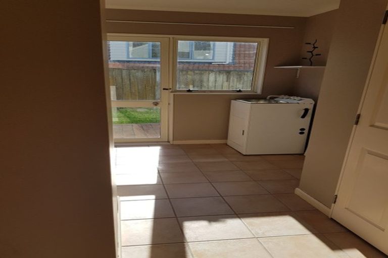 Photo of property in 3 Taroka Close, Pinehill, Auckland, 0632