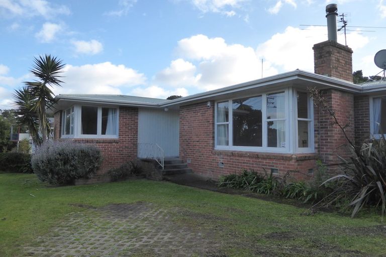 Photo of property in 17 Gill Crescent, Blockhouse Bay, Auckland, 0600