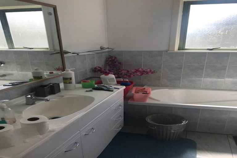 Photo of property in 10 Kaponga Crescent, New Lynn, Auckland, 0600