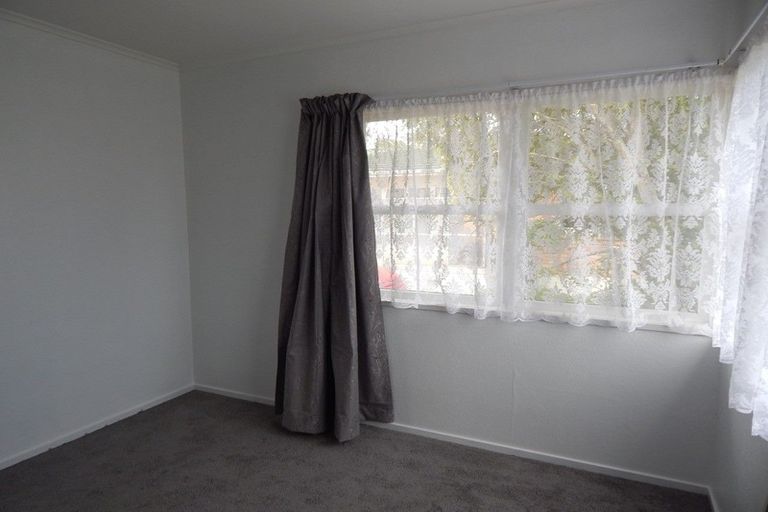 Photo of property in 2/124 Te Atatu Road, Te Atatu South, Auckland, 0610