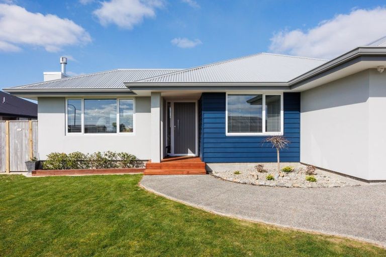 Photo of property in 6 Atlantic Drive, Fitzherbert, Palmerston North, 4410