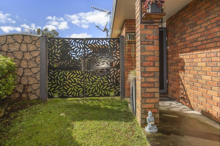 Photo of property in 16 Morewa Place, Takanini, 2112