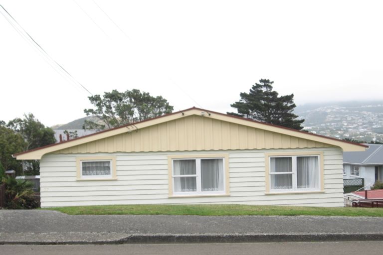Photo of property in 27 Turville Crescent, Newlands, Wellington, 6037