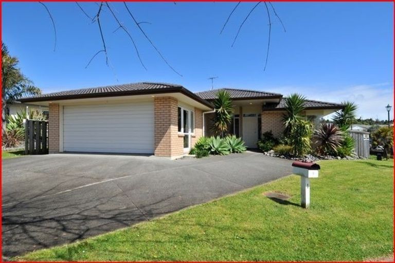 Photo of property in 1 Carnelian Court, Westgate, Auckland, 0614
