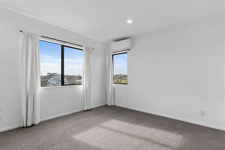 Photo of property in 1/11 Bronzewing Terrace, Unsworth Heights, Auckland, 0632