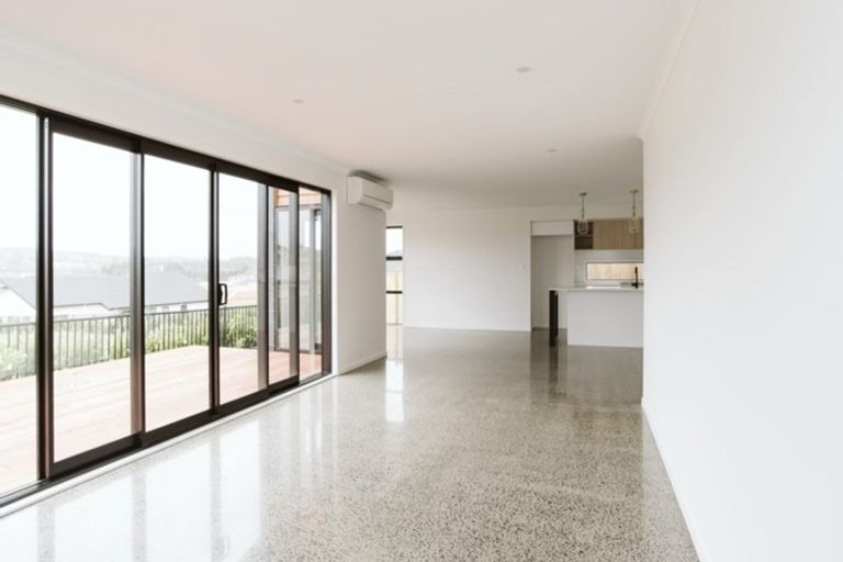 Photo of property in 42 Vinistra Road, Kumeu, 0810