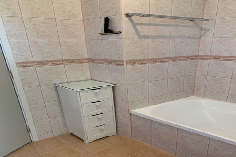 Photo of property in 2/10 Raewyn Place, Pakuranga, Auckland, 2010