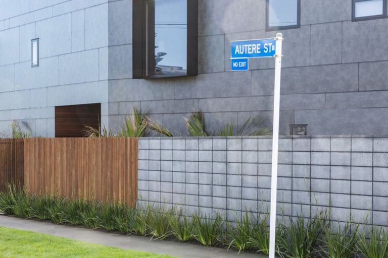 Photo of property in 1 Autere Street, Strandon, New Plymouth, 4312